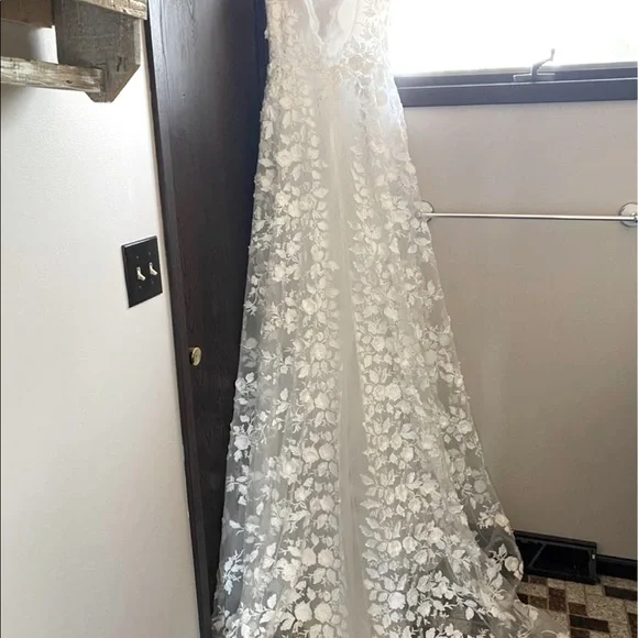 Brand new wedding dress ! Tag still on. Never worn! - Picture 1 of 4